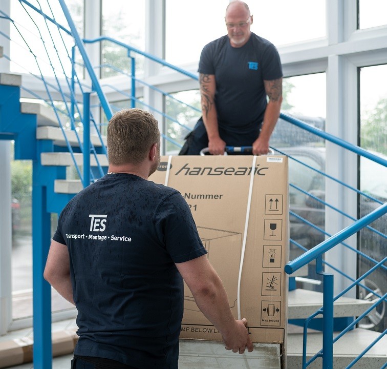 Professioneller Transport im 2-Mann-Handling für sicheren und fachgerechten Montageservice.